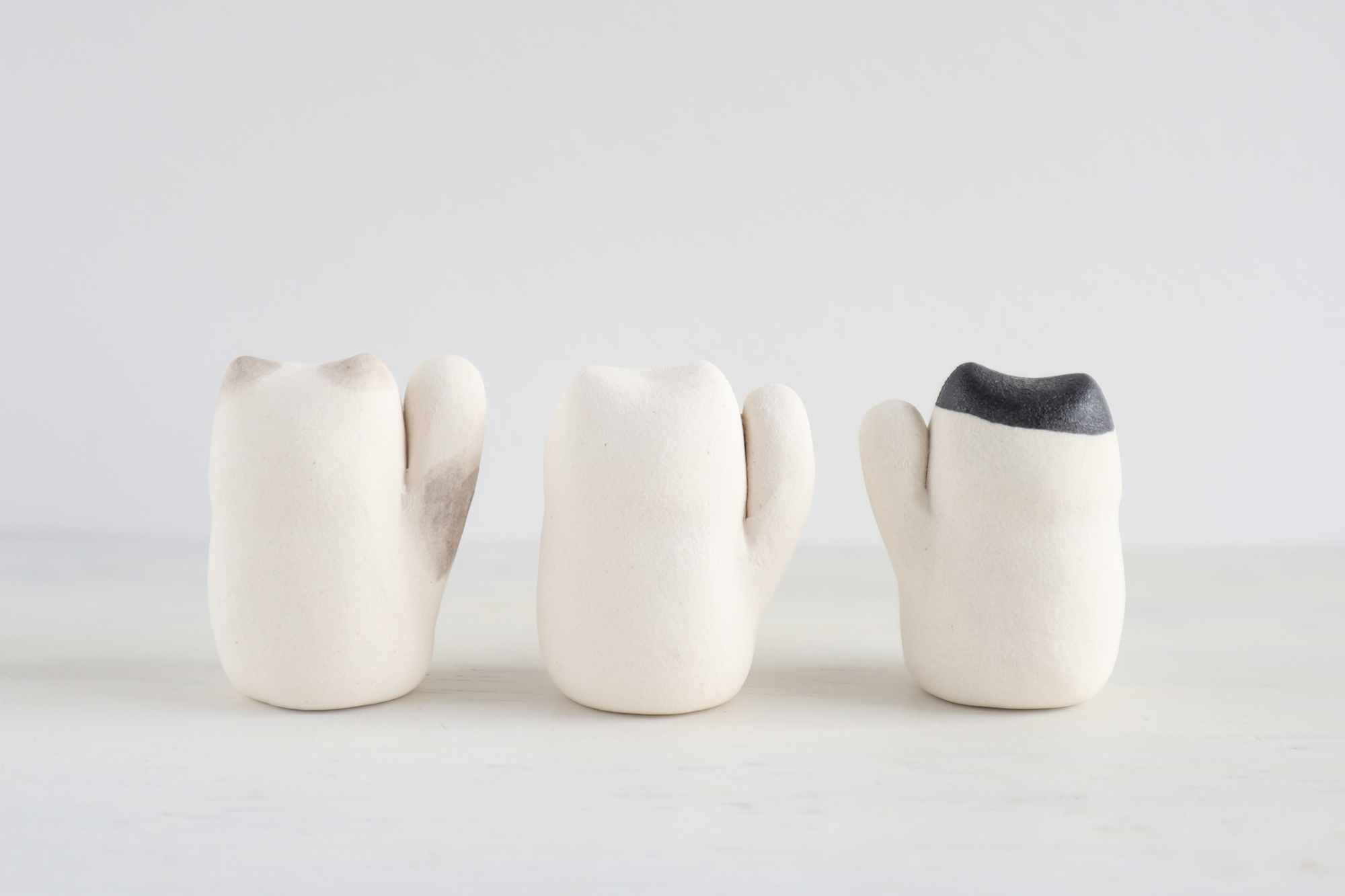 陶器の小さな招き猫たち